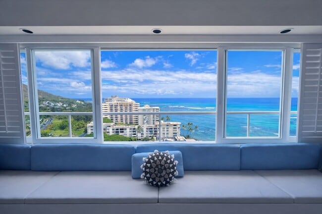 Building Photo - Waikiki Beach Front Condo! 1Bd/1Ba/1Prkg Furnished, W/D, Elec included, & MORE! Unit 1705