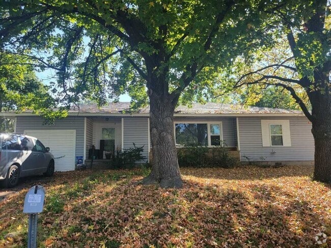 Building Photo - Picture-Perfect Living in the Heart of Bro... Rental