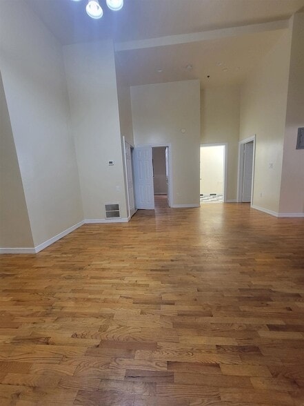 Photo - 409 W 53rd St