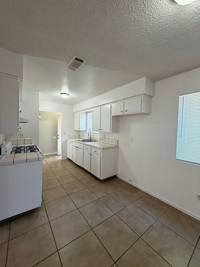 Photo - 657 E Sonora Ave