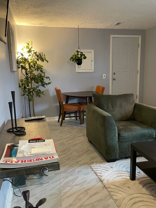 Photo - 888 W Lombard St Unidad B