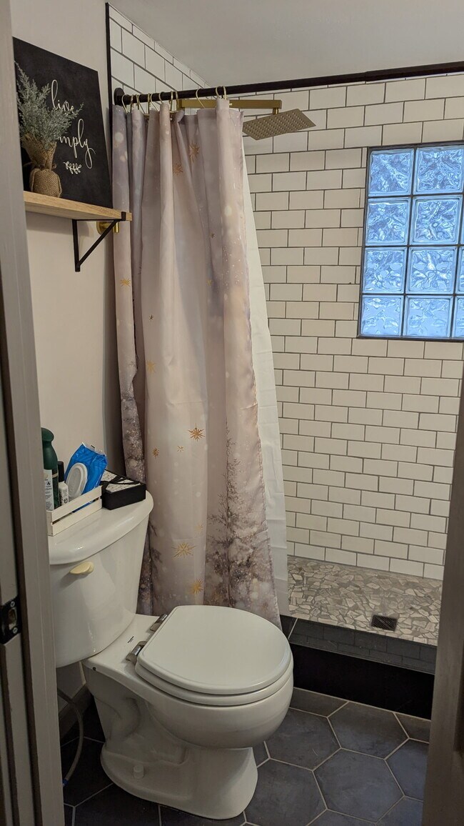 Photo - 385 E 2nd S St