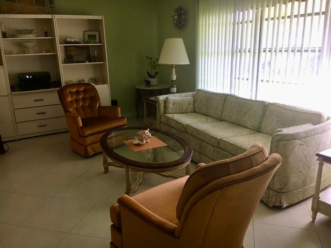 Building Photo - 197 High Point Ter W Unit 197-D