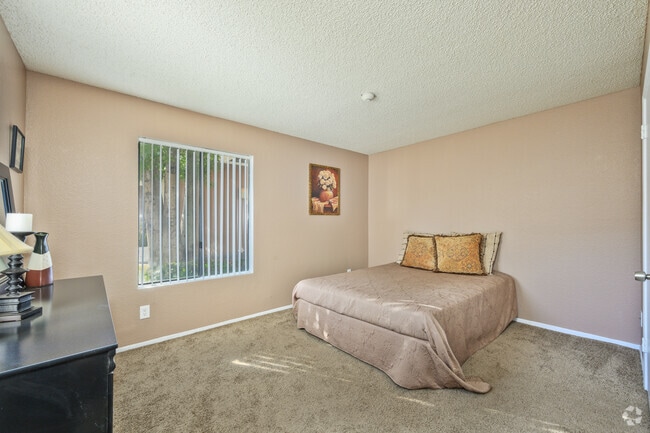 2BR, 2BA - 964SF - Primary Bedroom