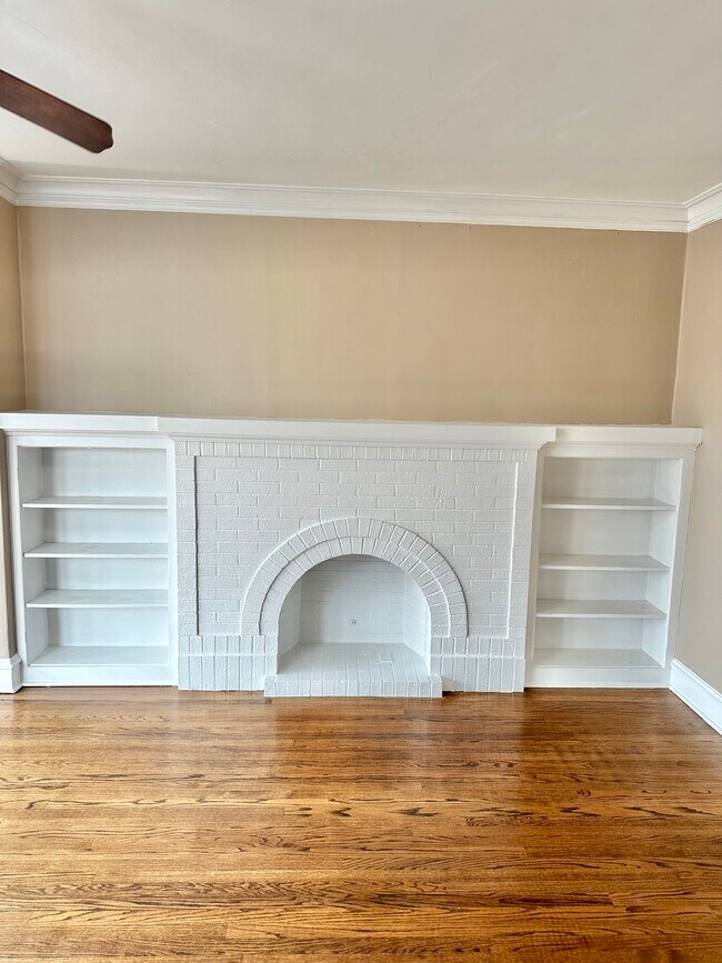 Decorative Fireplace - 6327 N Oakley Ave Unit 3