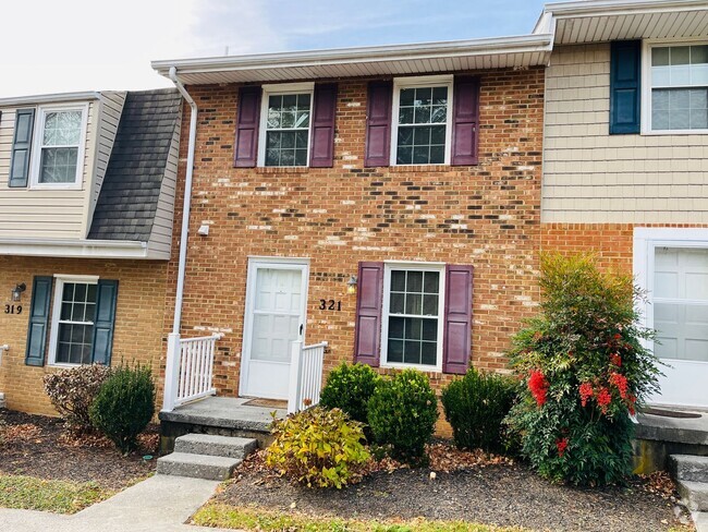 Building Photo - 2 Bedroom, 1.5 Bath Townhouse