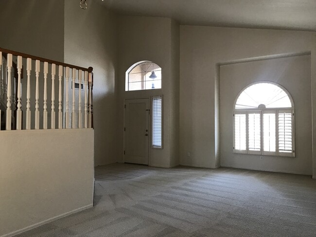 Photo - Gilbert Home - 5 Bed + Den & 2.75 Bath with Beautiful Pebble Teck Pool