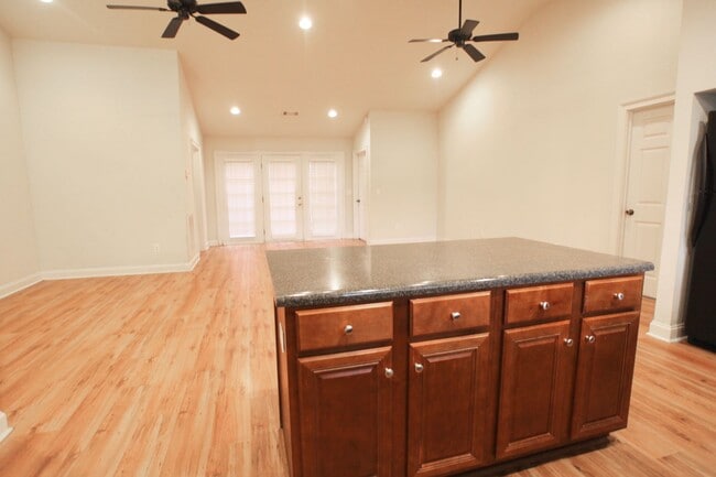 807 W Longleaf Dr