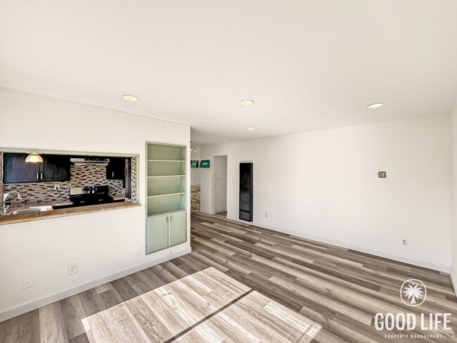 Building Photo - Beautiful 1BD/1BA W/ Laundry On-Site and Reserved Parking in Corridor!