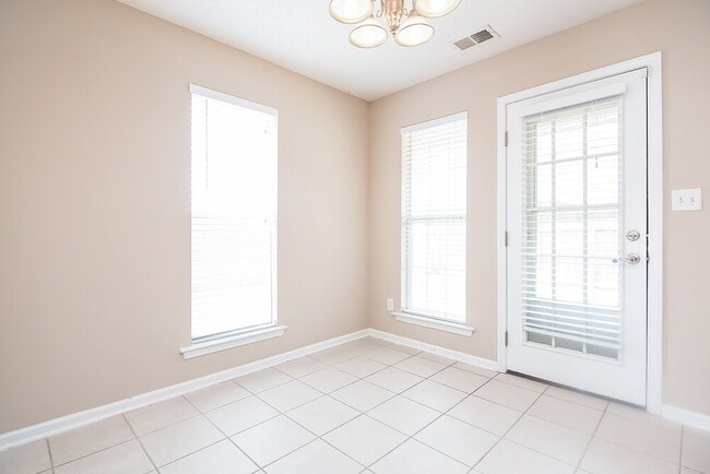 Photo - 5379 Glynis Cove