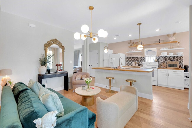 Building Photo - 902 Bailey Ave