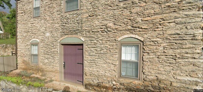 Building Photo - Great in town location (More pictures coming) Rental