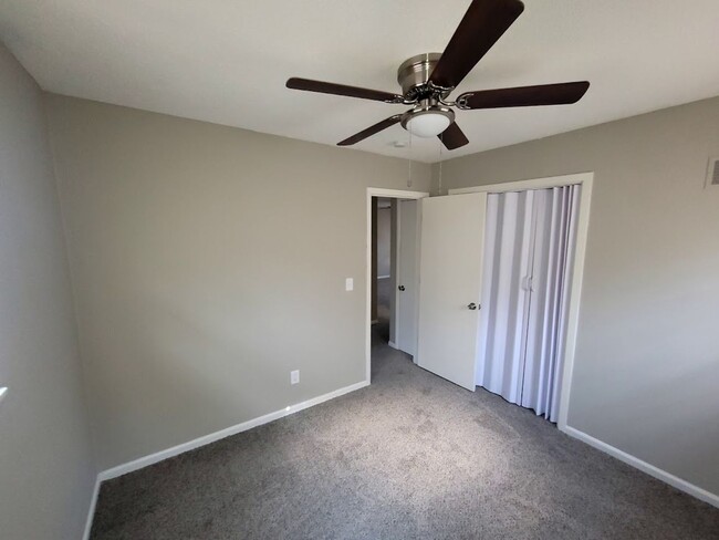 Building Photo - 5036-5038 N Topping Duplex Unit 5038 Rental