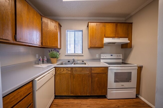 943 sq ft - Kitchen - Sagewood Apartments