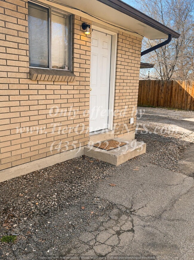 This property offers a NO DEPOSIT option available for qualified renters!