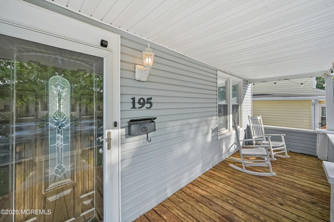 195 7th St