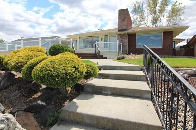 Building Photo - 4 BD, 4 BA House in Kennewick- Views of th...
