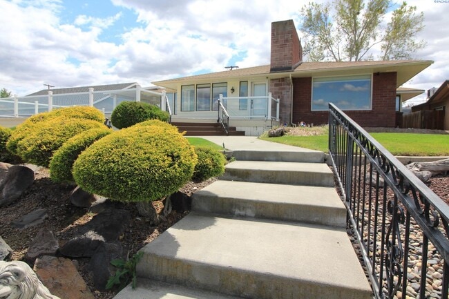 4 BD, 4 BA House in Kennewick- Views of th... - 4 BD, 4 BA House in Kennewick- Views of th...