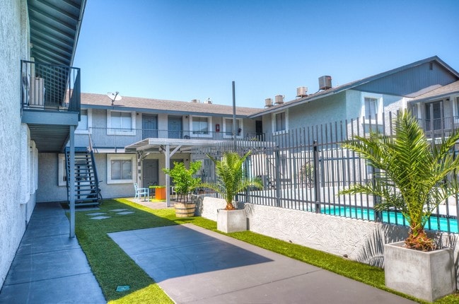 Wilshire Place Apartments - Wilshire Place Apartments