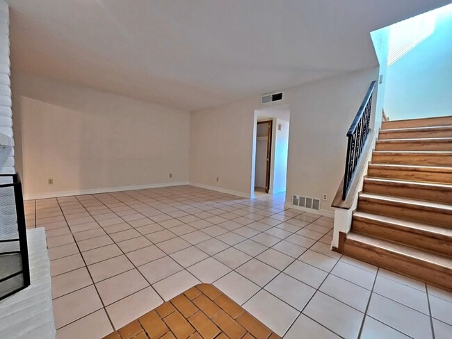 Photo - 537 W Redd Rd