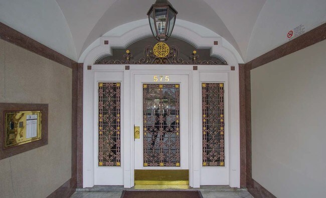 Entry - 575 Pierce St