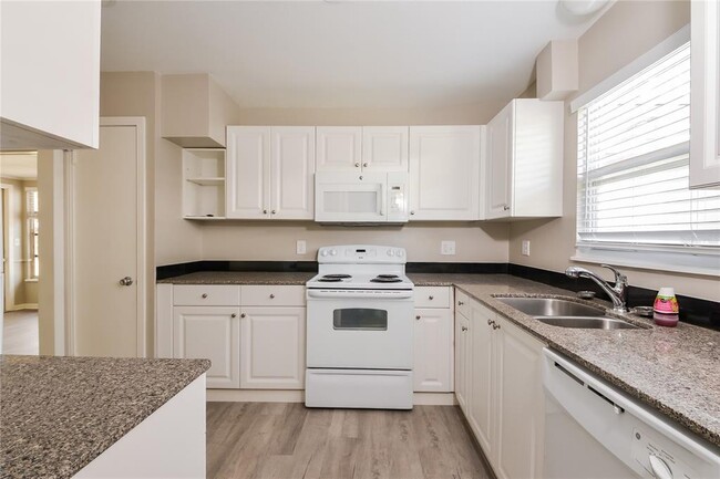 Photo - 2839 Hope St