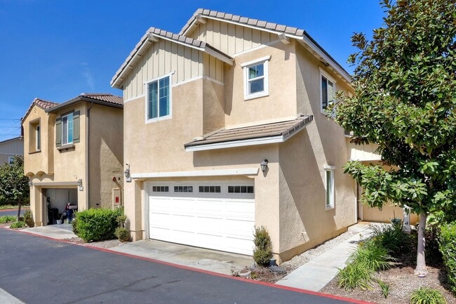 Building Photo - Beautiful Horse Creek Ridge Spacious 3 Bed / 2.5 Bath Home in Fallbrook with Solar