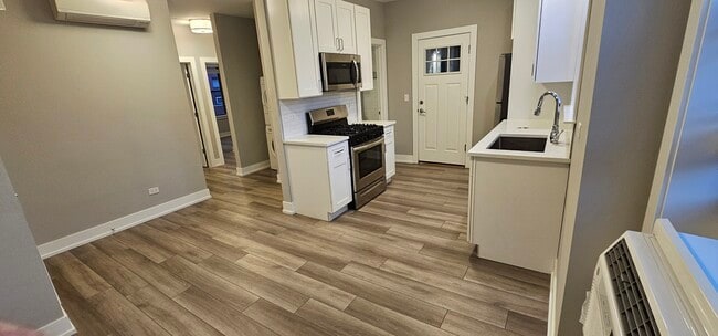 Building Photo - 3929 N Janssen Ave Unit 3941-1W