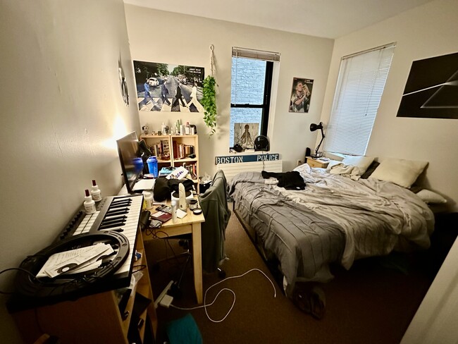 Building Photo - 829-833 Beacon Unit 1E