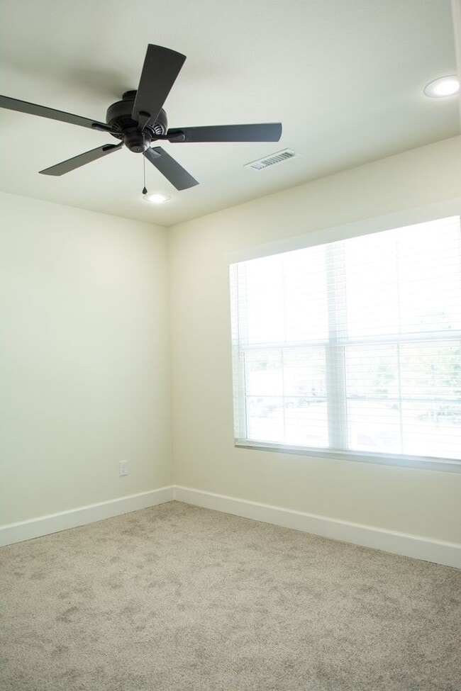 Building Photo - Newer Townhouse in the heart of West Fork !