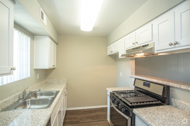 2 BR, 2 BA - 952 SF (Refurbished)