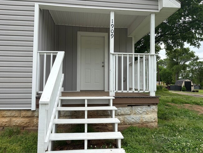 Photo - 2 BEDROOM 1 BATH HOUSE ALL ELECTRIC TILE FLOORING CENTRAL HEAT & AIR STACK WASHER/DRYER INCLUDED