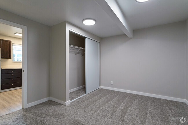 2BR, 2BA - 1,050SF