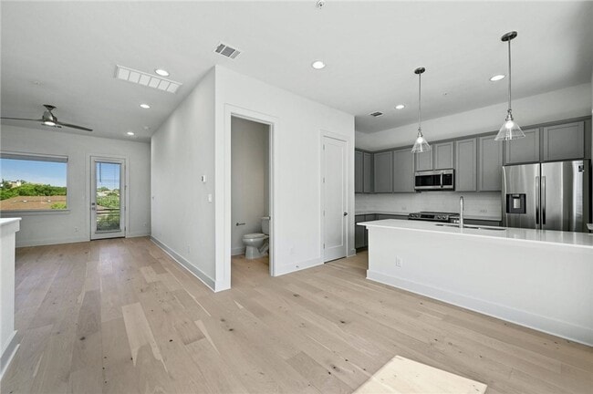 Building Photo - Stunning New 3 bed 2.5 bath in Lakeway!
