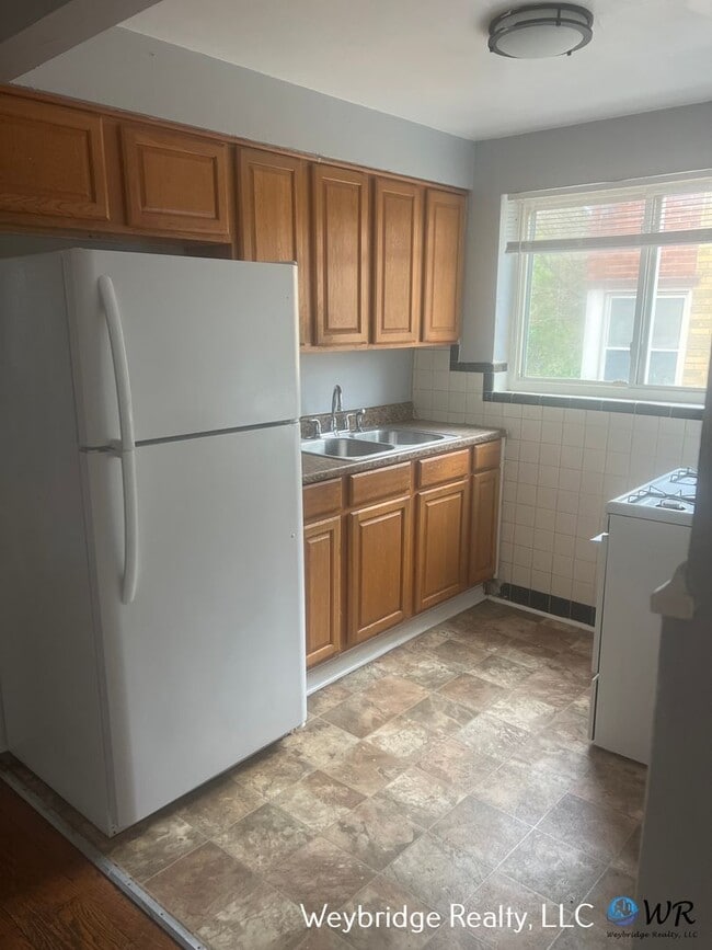 1663 Summit Rd Unit 4