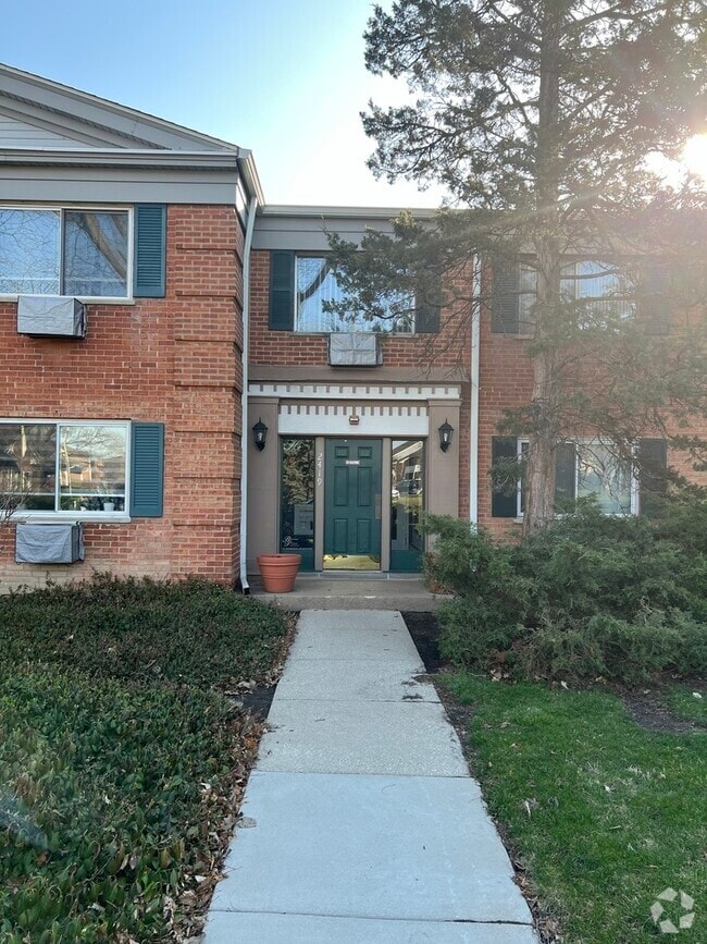 Building Photo - 2419 S Goebbert Rd Unit 210 Rental