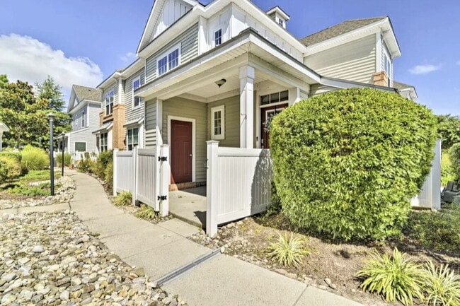 Building Photo - Cozy 2 bedroom, 2 bathroom condo in the sought out neighborhood of Harbor Walk!