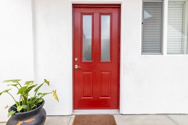 Photo - 582 Douglas St Unit Downstairs