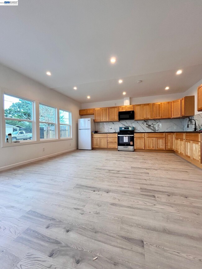 Photo - 213 E Ruby St