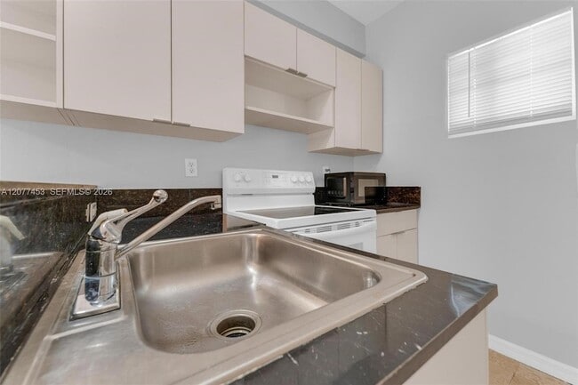 1421 SW 3rd St Unit 208
