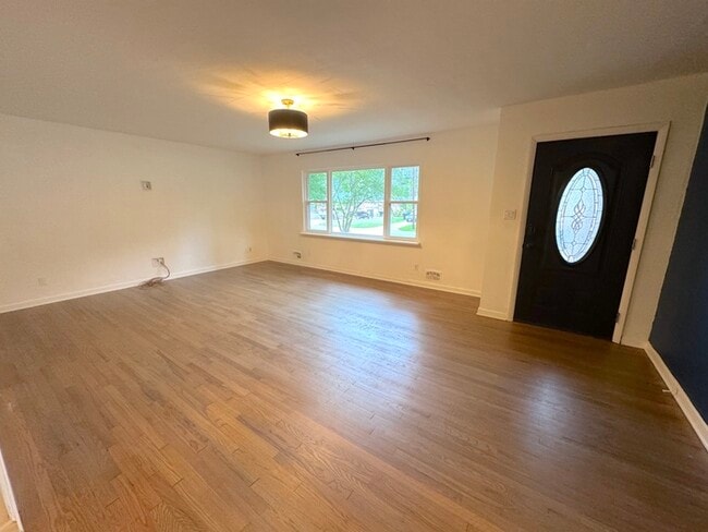 BEAUTIFULLY UPDATED 3 BEDROOM BRICK RANCH IN THALIA MANOR
