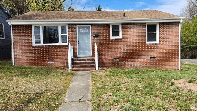 Building Photo - 3 bedroom brick rancher Rental