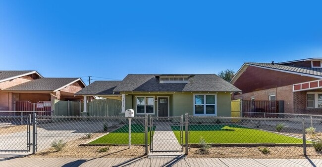 Building Photo - Modern 3-Bed, 2-Bath Home in Downtown Phoenix with Private Yard & Fire Pit