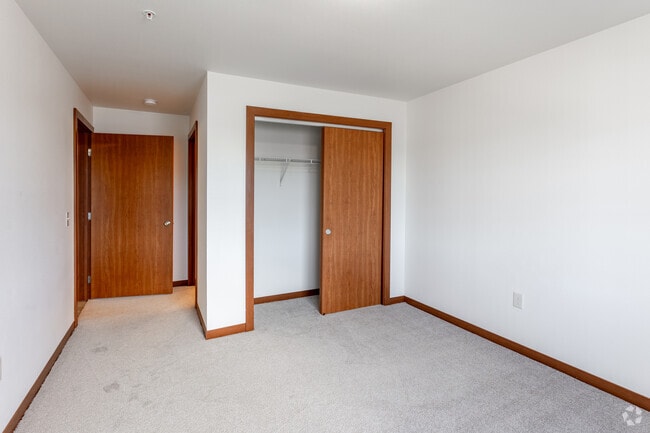 2BR, 2BA - 970SF - Primary Bedroom
