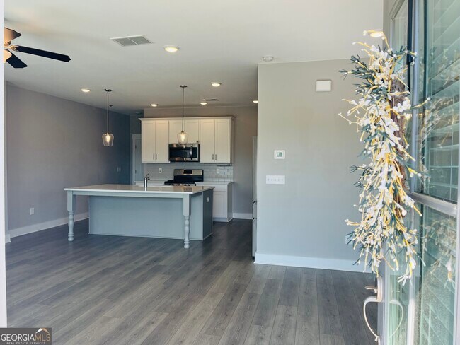 Photo - 1532 Henry St SW