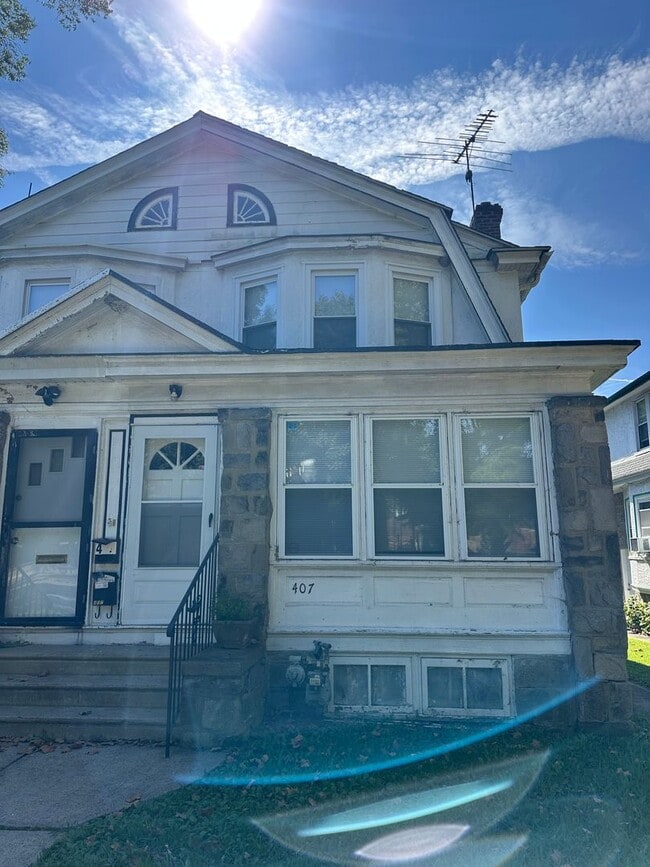 Building Photo - 407 E 19th St