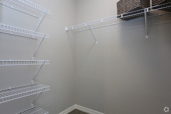 2 Br, Closet