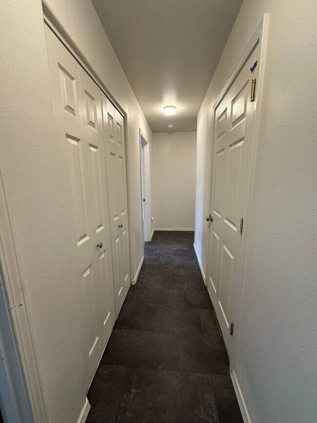 Photo - 3 bedroom 2 bathroom 2 car garage in Eagle...