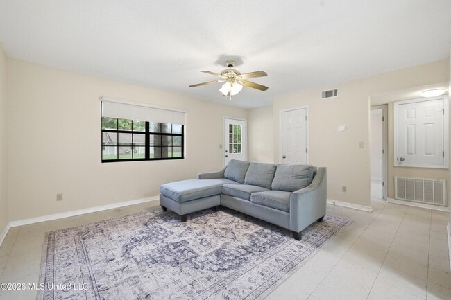Photo - 815 Amar St