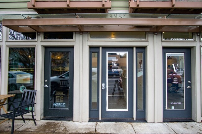 Building Photo - Contemporary Studio in Sullivan's Gulch! Unit 05